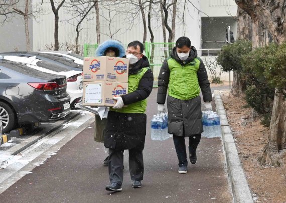 코오롱인더스트리 직원들이 지난 12일 서울 강서구에서 홀몸 어르신들을 위한 지원물품 전달하고 있다. 코오롱인더스트리 제공
