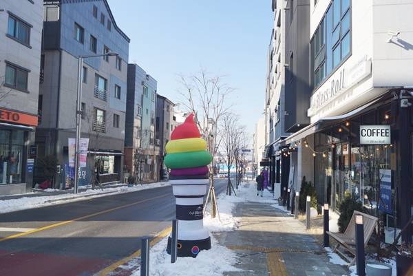 코로나19에 폭설까지 겹쳐 휴일인데도 위례 서일로마을 상가가 썰렁하다.