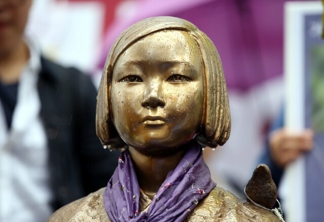 주한 일본대사관 앞에 설치된 ‘평화의 소녀상’. <한겨레> 자료 사진