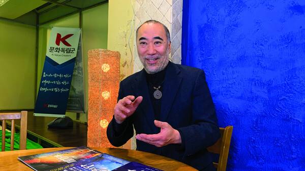 <원주역, 조한알 할아버지>를 어린이 뮤지컬로 연출한 주세페 김 랑코리아 예술감독 겸 케이(K)문화독립군 대표는 어릴 때부터 집안끼리 가까이 지낸 장일순 선생에게 받았던 가르침을 기억하고 있다. 케이(K)문화독립군 제공