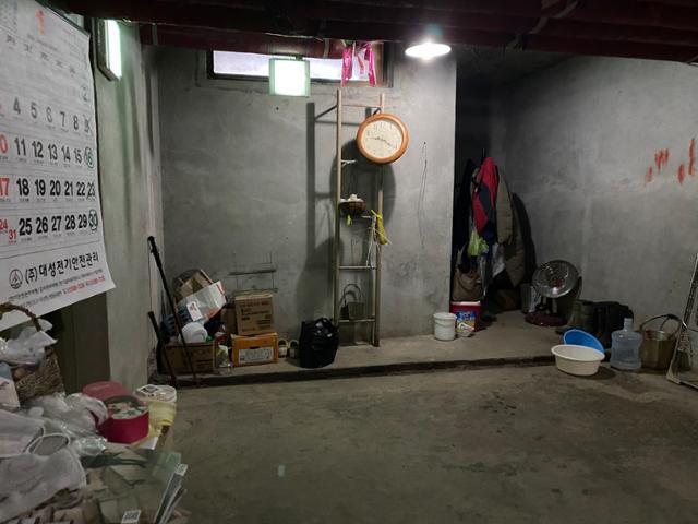 서울 양천구의 한 아파트단지 지하 1층에 마련된 청소노동자 이모(72)씨의 휴게시설. 이곳에서 이씨는 하루 1시간 30분 동안 휴식을 취한다. 우태경 기자.