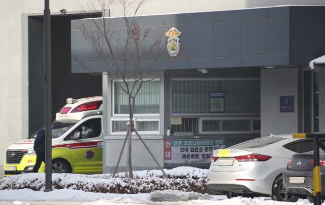 13일 오전 생활치료센터로의 이송 등을 위한 구급차가 서울 동부구치소를 나서고 있다. 연합뉴스