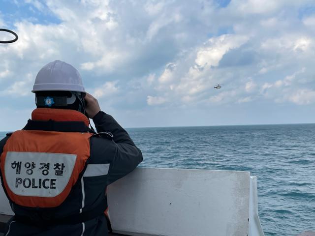 제주해양경찰청 소속 해경대원들이 지난달 29일 전복된 후 침몰한 32명민호 실종선원 수색작업을 벌이고 있다. 제주해양경찰청 제공.