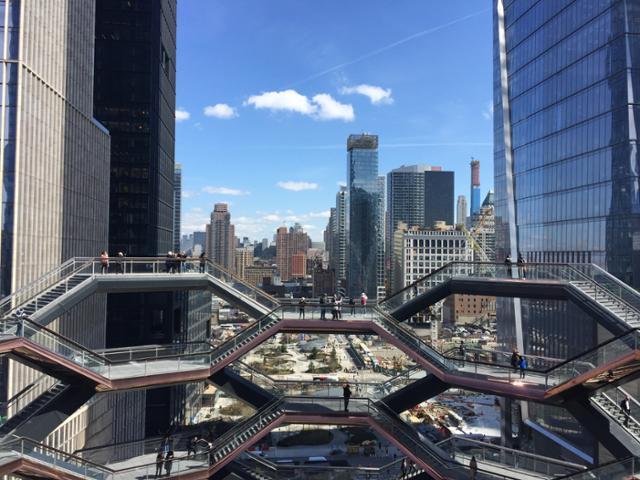 미국 뉴욕 맨해튼의 공공 구조물 베슬 상단부에서 바라본 맨해튼 풍경. 베슬에서 사고가 끊이지 않자 지역사회에서는 각 층의 난관 높이를 높여야 한다는 목소리가 나오고 있다.