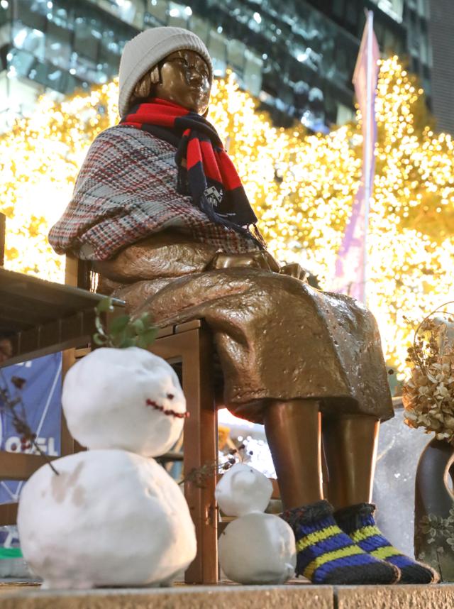 일본군 위안부 피해자들이 일본 정부를 상대로 한국 법원에 낸 손해배상청구 소송 1심에서 승소한 8일 서울 종로구 옛 일본대사관 앞 소녀상에 눈사람이 놓여져 있다. 뉴시스