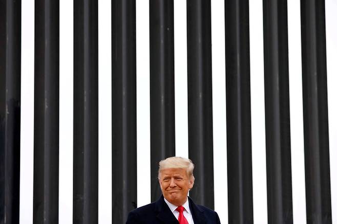 텍사스 주 알라모의 국경장벽 앞에서 미소짓는 트럼프 미국 대통령. 로이터=연합뉴스