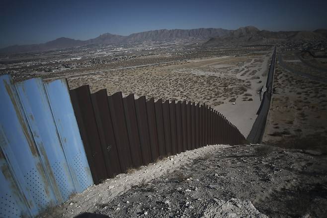 미국 뉴멕시코주 선랜드와 멕시코의 후아레즈 사이에 설치되어 있던 옛 장벽. 트럼프 대통령의 국경장벽 건설의 상당부분은 옛 장벽을 대체하는 것이다. AP=연합뉴스