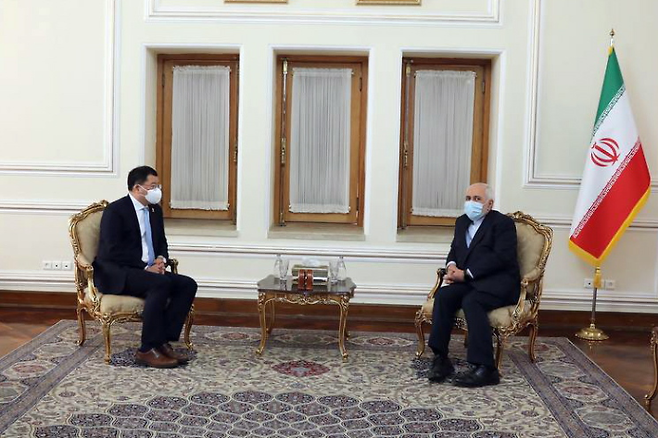 최종건 외교부 1차관이 현지시간 지난 11일 이란 테헤란에서 모하마드 자바드 자리프 이란 외무장관과 만나 대화하고 있다.
