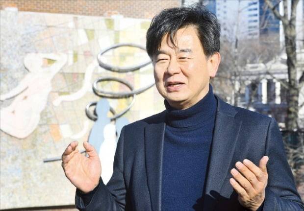 김희철 정동극장 대표가 시즌제 도입과 자체 제작 확대 등 코로나19 극복 노력에 대해 설명하고 있다.
/강은구 기자 egkang@hankyung.com