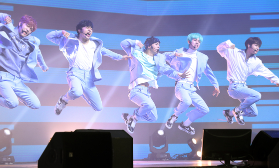 Boy band MCND performs during a showcase for its debut album ″into the ICE AGE″ in February last year. [ILGAN SPORTS]