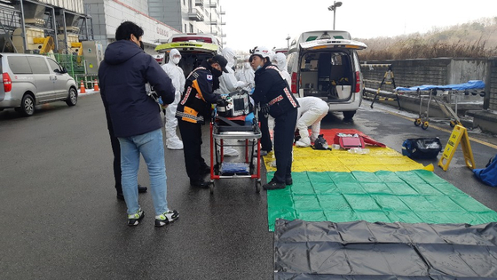 A toxic chemical leak at LG Display’s factory in Paju, Gyeonggi, Wednesday injured seven workers, two receiving cardiopulmonary resuscitation. [YONHAP]