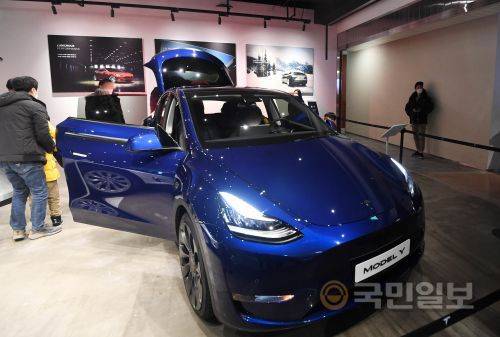 고객들이 13일 서울 영등포구 롯데백화점 영등포점 1층 테슬라 갤러리에서 모델 Y를 구경하고 있다. 이 차는 1회 충전으로 505km 주행이 가능하고, 전용 고속충전기인 수퍼차저로 15분을 충전하면 270km를 주행하는 것으로 알려졌다. 퍼포먼스 모델과 롱레인지 두가지 트림으로 출시되며 국내 판매가격은 아직 정해지지 않았다. 윤성호 기자