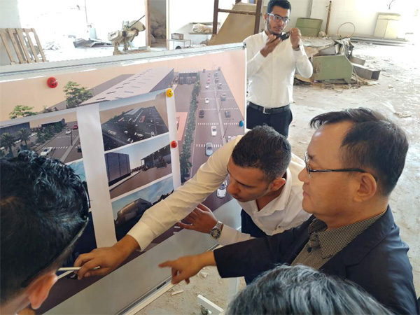 명노현 LS전선 사장(맨 오른쪽)이 지난해 초 이집트 현지를 방문해 전력 케이블 합작 공장 건설 용지를 살펴보고 있다.  [사진 제공 = LS전선]