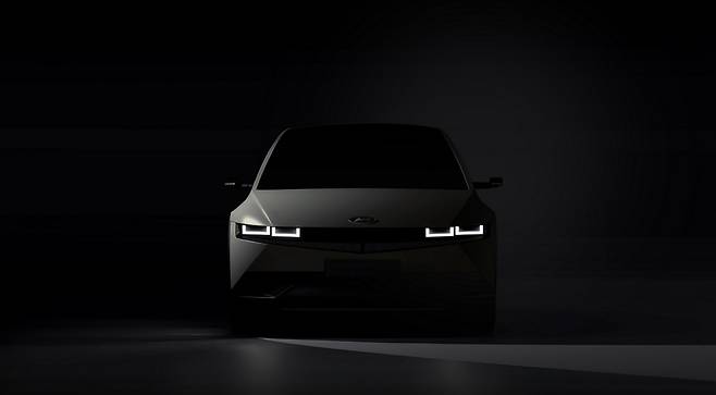 현대자동차가 전용 전기차 브랜드 아이오닉의 첫 번째 모델인 ‘아이오닉 5(IONIQ 5, 아이오닉 파이브)’의 외부 티저 이미지를 공개했다. 아이오닉5 티저이미지./사진=현대차