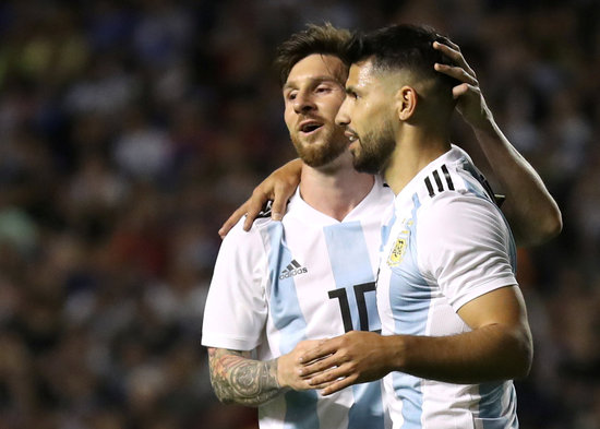 세르히오 아구에로(오른쪽)은 아르헨티나 대표팀 동료인 리오넬 메시와 매우 친한 관계인 것으로 알려졌다. /사진=로이터