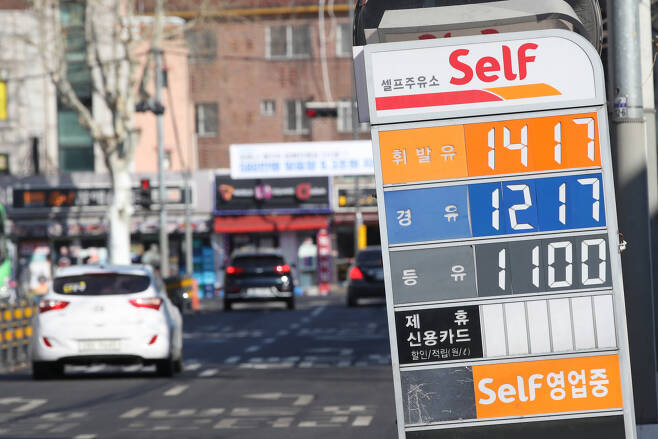 전국 주유소 휘발유 가격이 7주 연속 상승세 오른 10일 서울의 한 주유소 앞에 가격 정보가 게시되어 있다. [연합]