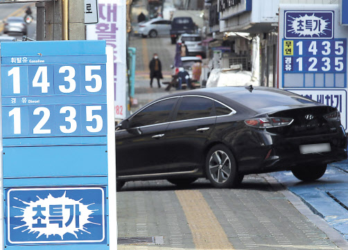 지난 3일 서울 시내 한 주유소 앞에 휘발유 가격이 게시돼 있다. [연합]