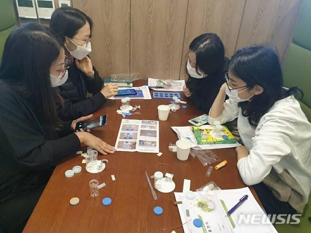 동아리 활동 토론 현장.