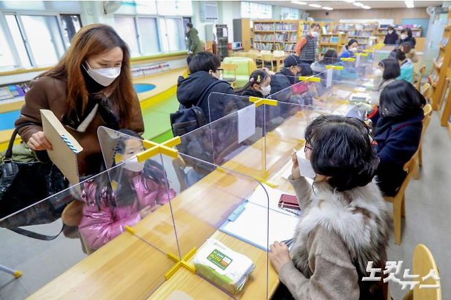 한 학부모가 자녀와 함께 입학서류를 접수하고 있다. 박종민 기자