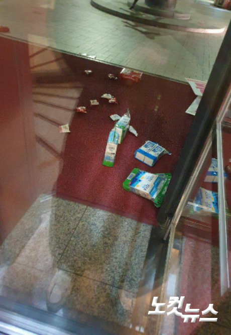 농성중인 청소노동자들을 위해 서울 여의도 LG트윈타워 로비 안으로 반입하려고 했지만 관계자들의 제지에 의해 바닥에 떨어진 우유와 초코파이. (사진출처=공공운수노조 서울지부 페이스북)