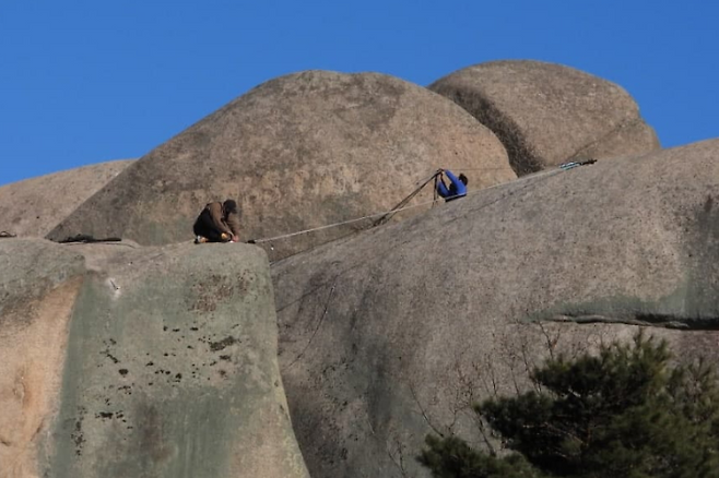 지난달 21일 영화촬영으로 관계자들이 영랑호 범바위 곳곳에 앵커를 박고 있다. 속초고성양양환경연합 제공