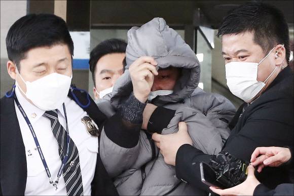 양모 장모씨가 생후 16개월된 정인이에게 장기간 학대를 가해 사망에 이르게 한 것을 방조한 혐의를 받고 있는데 양부 안모씨가 13일 오전 서울 양천구 서울남부지방법원에서 첫 공판을 마친 뒤 나오고 있다. 2021. 1. 13 오장환 기자 5zzang@seoul.co.kr