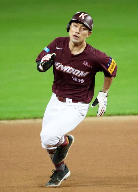 키움 내야수 서건창이 지난해 9월22일 광주-기아챔피언스필드에서 열린 KIA와의 경기에서 3루로 뛰고 있다. 연합뉴스
