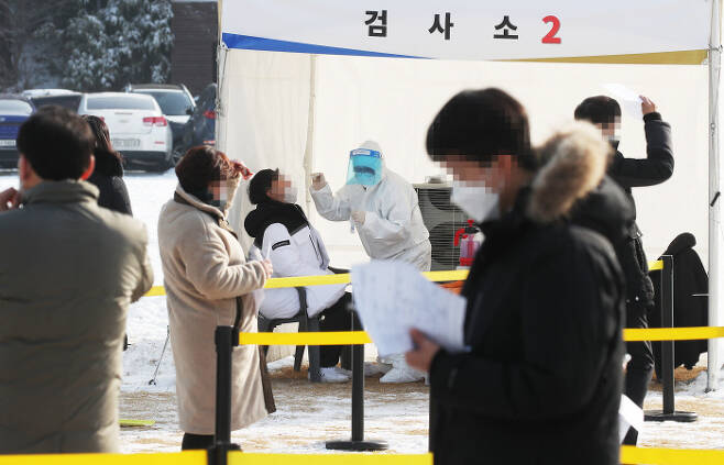 13일 경기도 수원시 경기도청에서 직원들이 코로나19 검사를 받고 있다. 연합뉴스