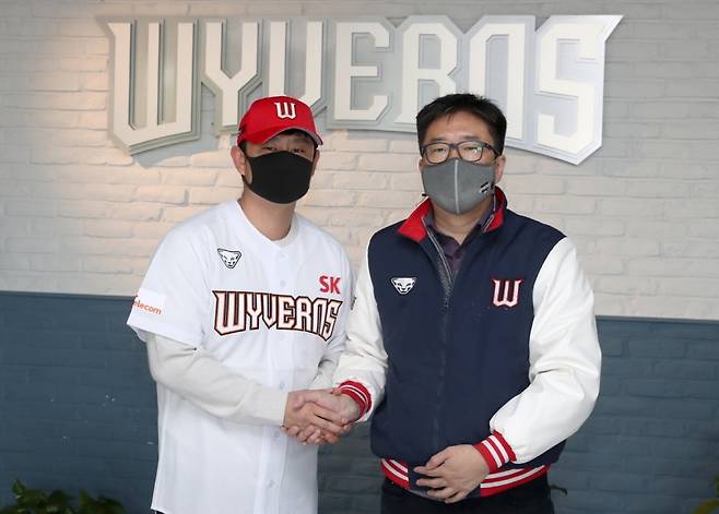 ▲ 김상수(왼쪽)-SK 류선규 단장. ⓒ SK 와이번스