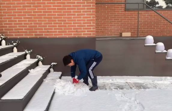 Actors Choi Soo-jong and Ha Hee-ra have been released.Ha Hee-ra posted a video on his Instagram on the 13th, Love eyes are on the branches, you are healthy and peaceful today.In the public footage, Choi Soo-jong, who is playing with his eyes in Detached houses where heavy snow fell, was featured.In particular, Choi Soo-jong laughs with a heart-shaped frame to decorate the tree.Meanwhile, Choi Soo-jong and Ha Hee-ra have one male and one female./ Photo = Ha Hee-ra Instagram