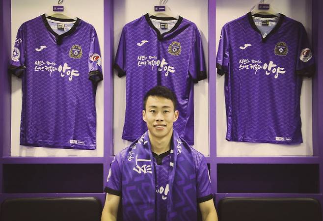 FC안양 유니폼을 입게 된 전 연령별 국가대표 출신 공격수 김경중. 사진=FC안양