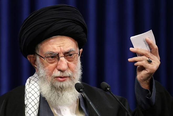 아야톨라 알리 하메네이 이란 최고지도자가 지난 8일 “조 바이든 행정부의 핵 합의 복원에 있어 이란은 급할 것이 없다”고 밝혔다(사진=AFP)