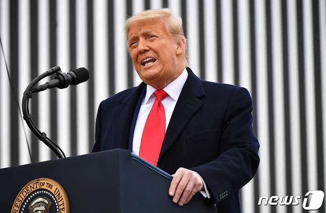 트럼프 대통령이 12일(현지시간) 텍사스주 알라모의 미국-멕시코 국경장벽 앞에서 연설하고 있다. © AFP=뉴스1 © News1 우동명 기자