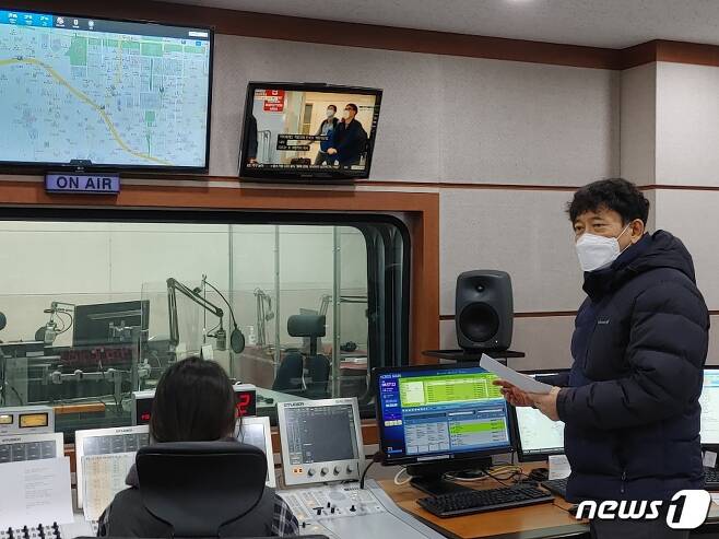 라디오 생방송 중 극단적인 선택을 암시한 청취자의 목숨을 구한 대전교통방송 황금산 피디 (대전교통방송 제공) © 뉴스1
