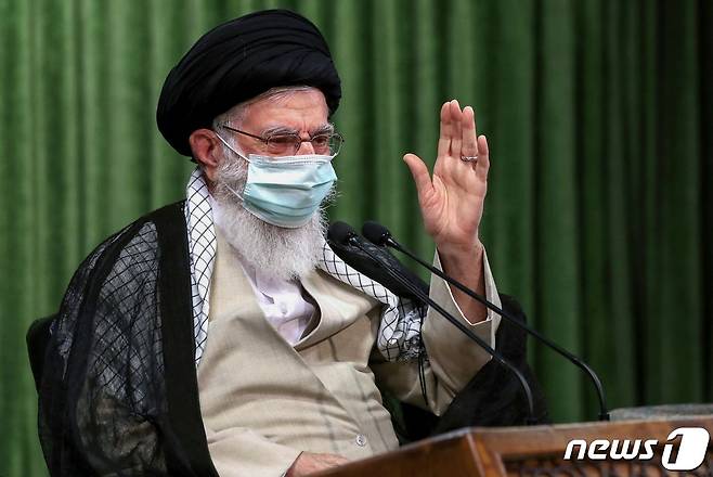 아야톨라 세예드 알리 하메네이 이란 최고지도자가 지난달 12일 테헤란에서 의회 의장단과 화상 회의를 하면서 공식석상선 처음으로 마스크를 쓴 모습. © AFP=뉴스1 © News1 우동명 기자