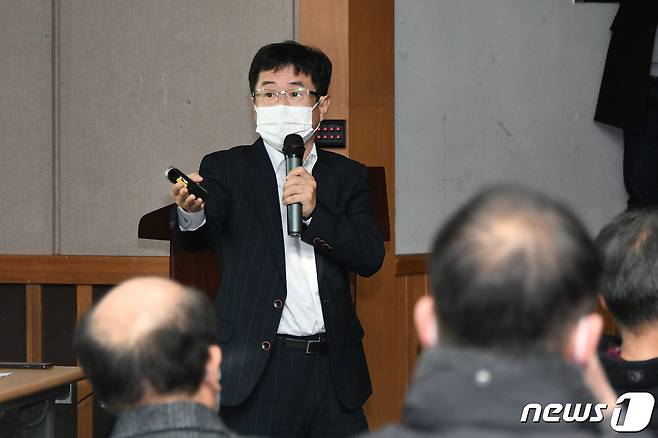 14일 오후 1시 50분쯤 대구 달성군 농산물 종합유통센터에서 열린 '대구산업선 주민 설명회'에서 국토부 관계자가 주민 질문에 답변을 하고 있다.© 뉴스1