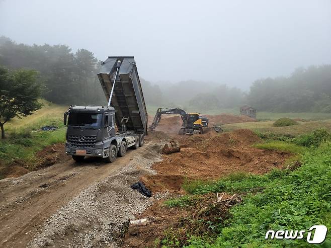 퇴비 운반 업체가 대전 유성구 구룡동 토양에 비포장 퇴비를 매립하고 있는 모습.(구본환 대전시의원 제공) © 뉴스1