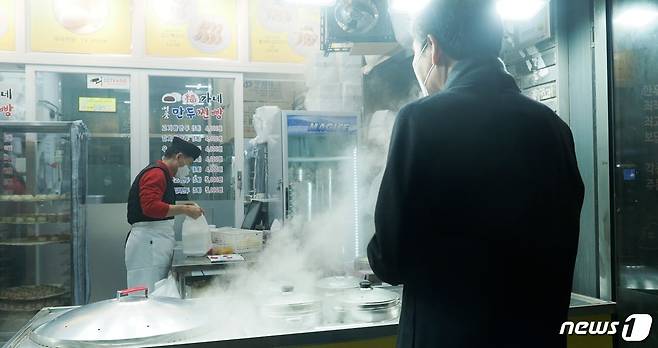 이낙연 더불어민주당 대표가 서울 종로 자택 근처 만두가게에서 주문하고 있다. (이낙연 대표 비서실 제공) © 뉴스1