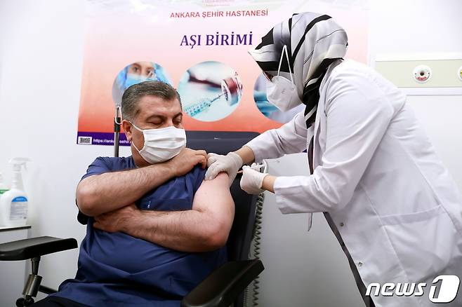 터키 앙카라의 한 병원에서 한 남성이 중국 시노백의 코로나19 백신을 접종받고 있다. © 로이터=뉴스1