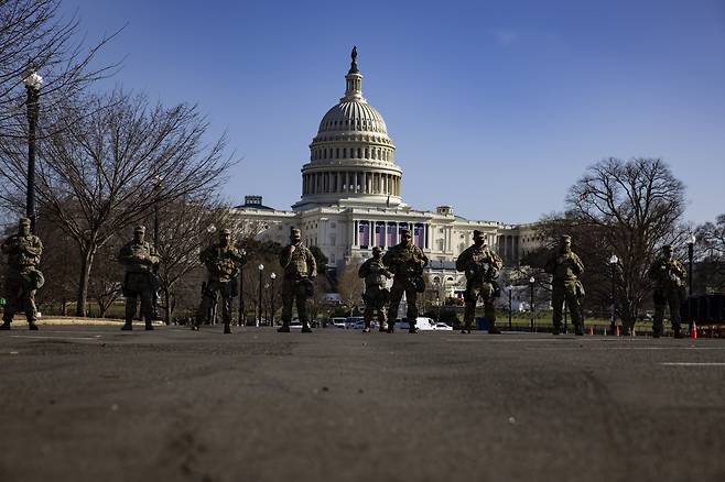미군들이 13일(현지시각) 미 의회 주변을 완전히 둘러싸고 경계 근무를 하고 있다. /EPA 연합뉴스