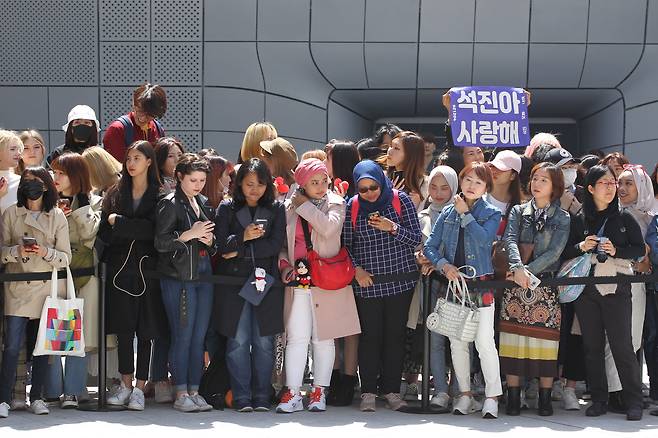 가수 방탄소년단의 신보를 사기 위해 서울 DDP 앞에 모여든 다국적 한류 팬들. /장련성 기자