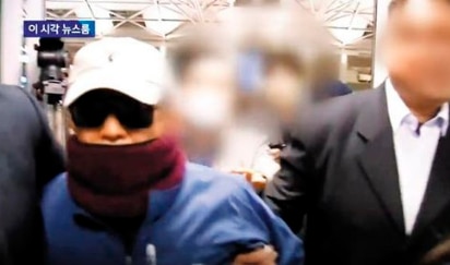 김학의(왼쪽) 전 법무부 차관이 지난 2019년 3월 23일 긴급 출국 금지 조치로 태국행 비행기에 오르지 못하자 선글라스와 목도리로 얼굴을 가리고 인천공항을 빠져나오고 있다./JTBC