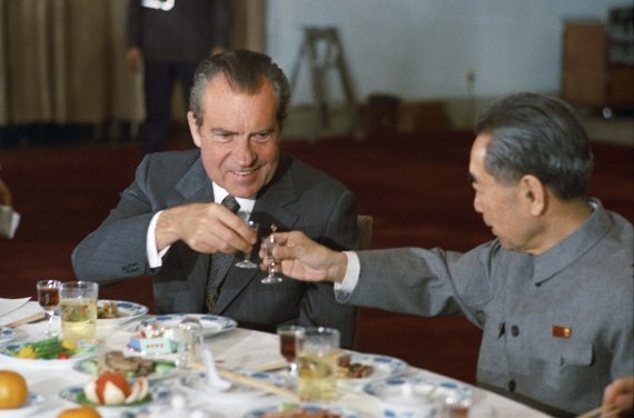 1972년 중국을 방문한 닉슨 대통령이 중국 주은래 총리와 건배를 하고 있다.(사진=닉슨대통령도서관, 위키피디어)
