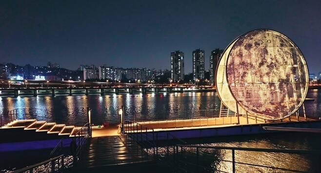 노들섬 하단부에 설치한 달빛노들 전경. 서울시 공공미술 프로젝트 ‘서울은 미술관’의 하나로 네임리스 건축(Nameless Architecture)이 국제지명공모 최종 당선작으로 설계했다.