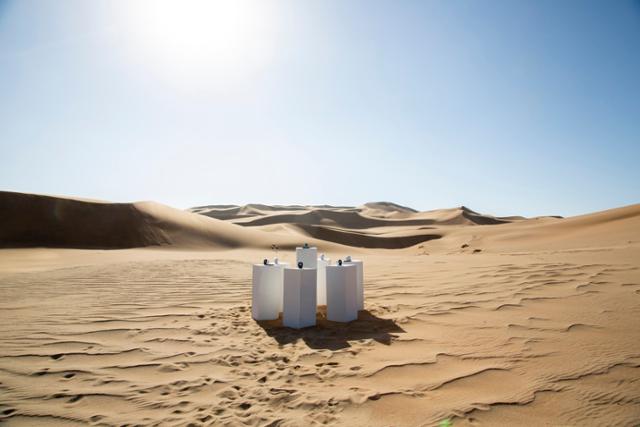 독일인 예술가 막스 지덴토프가 미국 밴드 '토토'의 히트곡 '아프리카'를 무한 반복 재생하도록 해둔 나미브 사막의 설치 작품 '토토 포에버'. maxsiedentopf.com/toto-forever