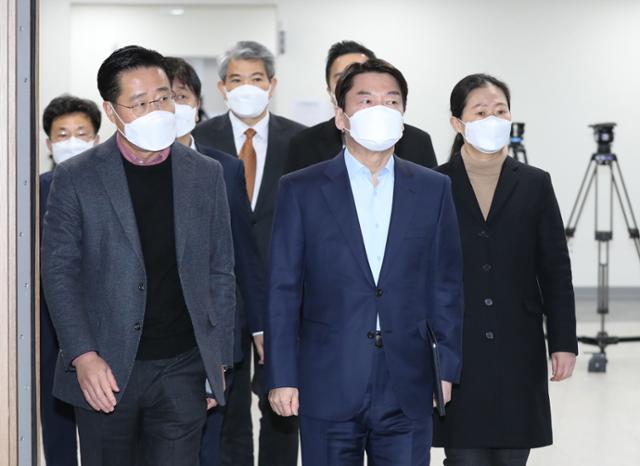 안철수(앞줄 오른쪽) 국민의당 대표가 지난달 20일 서울시장 보궐선거 출마를 공식선언하기 위해 국회 소통관에 들어서고 있다. 뉴시스