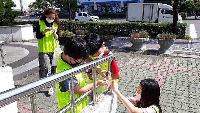 시민조사단이 이산화질소 조사지점에 간이측정캡슐을 설치하고 있다. 대전충남녹색연합 제공