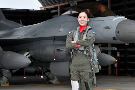 여군 최초로 '전술무기교관' 자격을 획득한 공군 39정찰비행단 159전투정찰비행대대 소속 김선옥 소령(진) 뉴스1