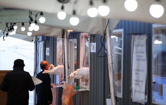 '북극한파'가 한반도를 덮친 6일 오전 서울 중구 서울역에 마련된 신종 코로나 바이러스 감염증(코로나19) 임시 선별진료소에서 시민들이 줄 지어 검사를 받고 있다. 뉴스1