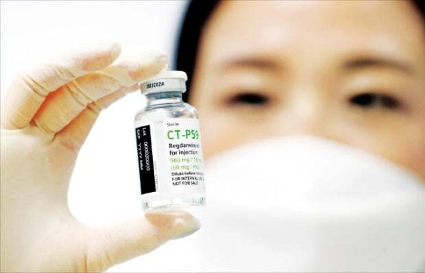 셀트리온 연구원이 인천 연수구 셀트리온2공장에서 코로나 항체 치료제를 검사하고 있다.  /셀트리온 제공